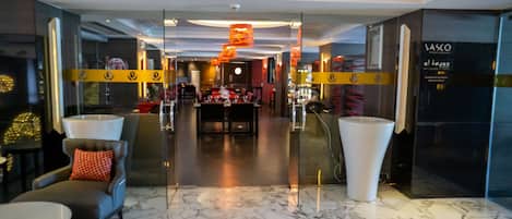 2 间餐厅,供应午餐和晚餐,巴斯克菜