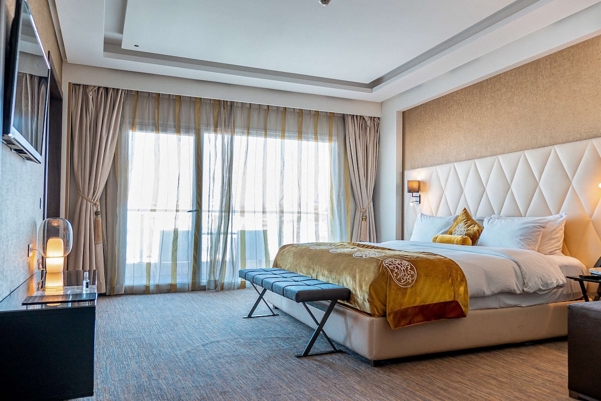 suite, 1 king bed | premium bedding, minibar, in-room safe, desk