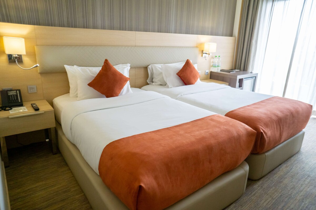 ห้องสแตนดาร์ด, เตียงเดี่ยว 2 เตียง | เครื่องนอนระดับพรีเมียม, มินิบาร์, ตู้นิรภั ยในห้องพัก, โต๊ะทำงาน