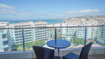 Suite, 1 kingsize bed | Luxe beddengoed, een minibar, een kluis op de kamer, een bureau