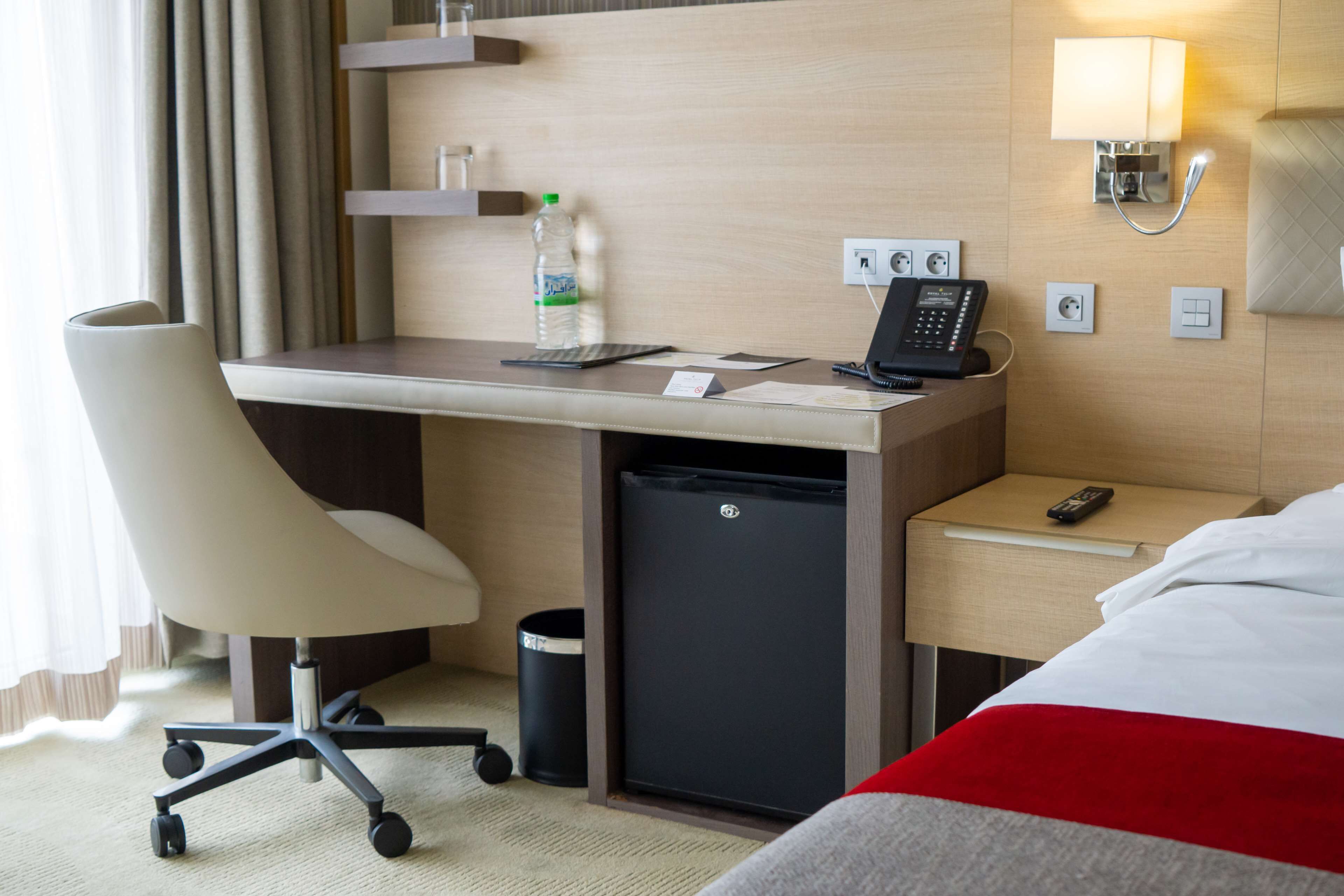 standard room, 1 king bed | premium bedding, minibar, in-room safe, desk