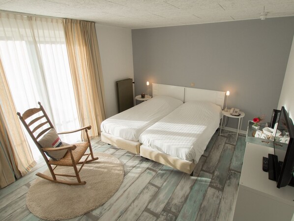 Blendingsgardiner, ekstrasenger (mot et tillegg) og wi-fi (inkludert)