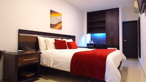 Quarto luxo | Cofres nos quartos, escrivaninha, cortinas blackout