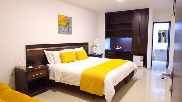 In-room safe, desk, blackout drapes, iron/ironing board - Hotel San Jose Plaza (Bucaramanga)