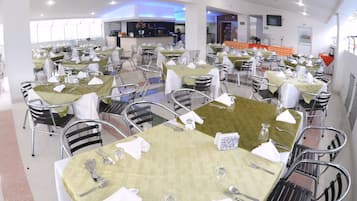 Con mesas al aire libre