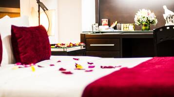 Deluxe Room | In-room safe, desk, blackout curtains, iron/ironing board