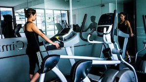 A gym with treadmills and exercise equipment. - Hotel San Jose Plaza (Bucaramanga)