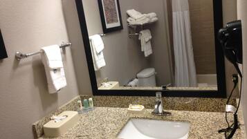 Combined shower/bathtub, free toiletries, hair dryer, towels