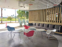 供应早餐和晚餐