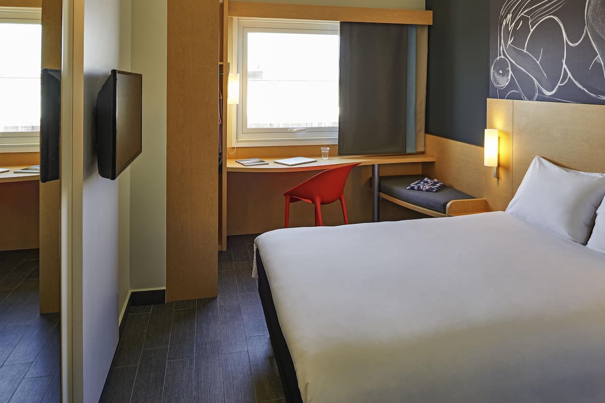 Quarto casal standard, 1 cama de casal | Cofres nos quartos, escrivaninha, cortinas blackout