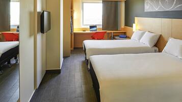 Standaard tweepersoonskamer, 2 tweepersoonsbedden | Een kluis op de kamer, een bureau, verduisterende gordijnen