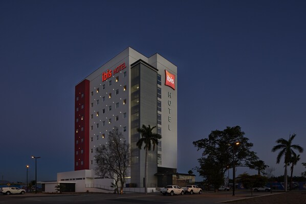 Front of property - evening/night - Ibis Culiacan (Culiacán)