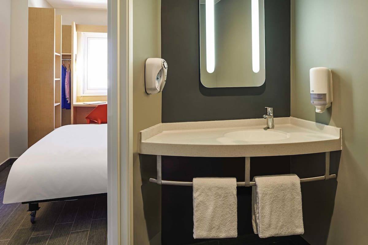 Standard Double Room, 1 Double Bed | In-room safe, desk, blackout drapes, soundproofing