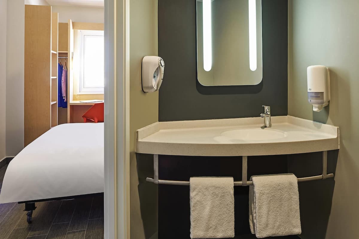 Standard Double Room, 1 Double Bed | In-room safe, desk, blackout drapes, soundproofing