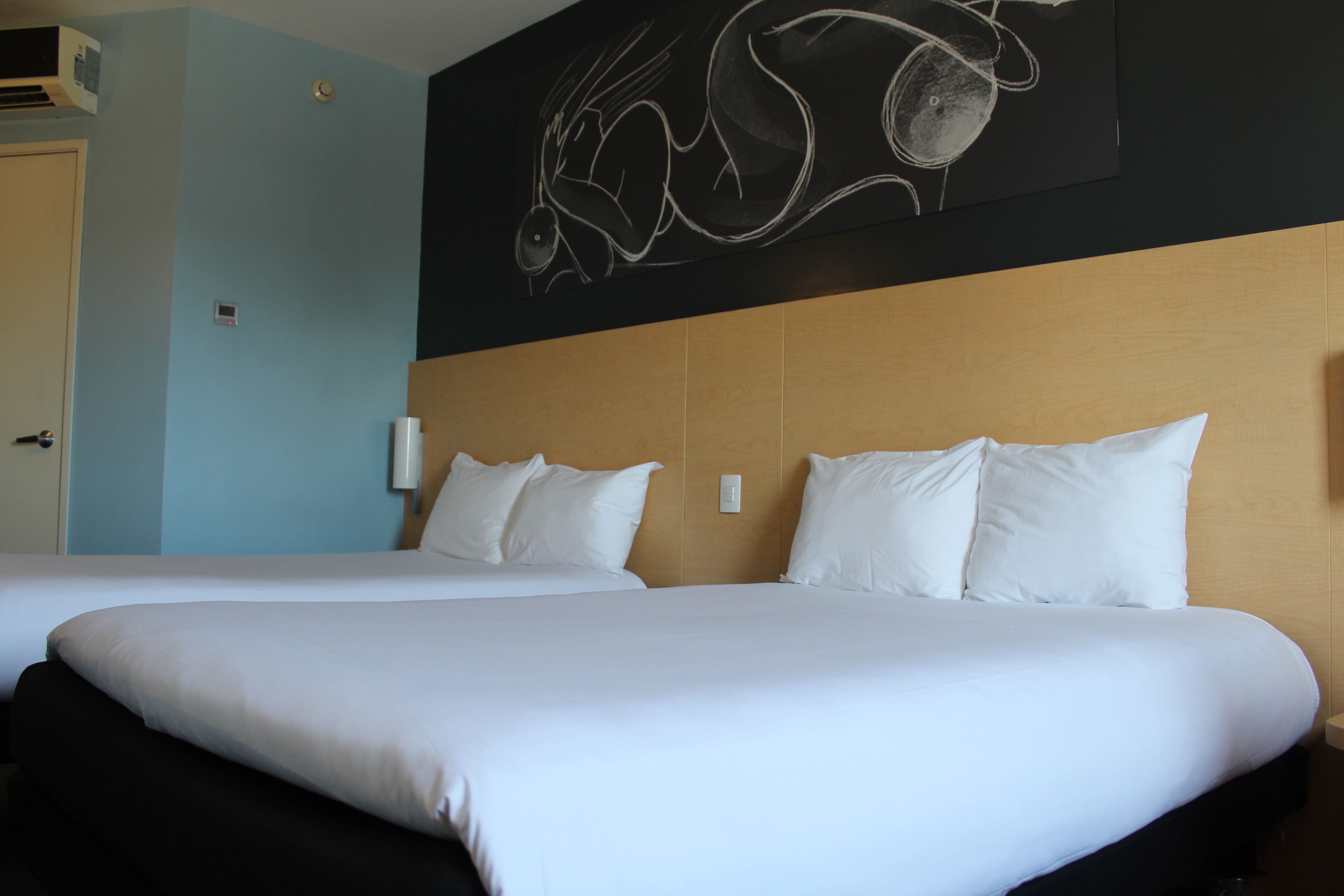 Habitación doble estándar, 2 camas matrimoniales | Caja de seguridad en la habitación, escritorio y cortinas blackout 