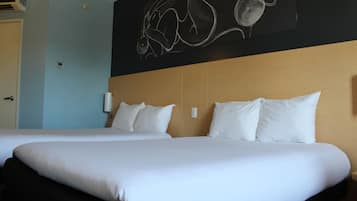 Habitación doble estándar, 2 camas matrimoniales | Caja de seguridad en la habitación, escritorio y cortinas blackout