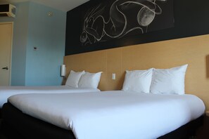 スタンダード ダブルルーム ダブルベッド 2 台 | セーフティボックス (室内)、デスク、遮光カーテン、防音設備