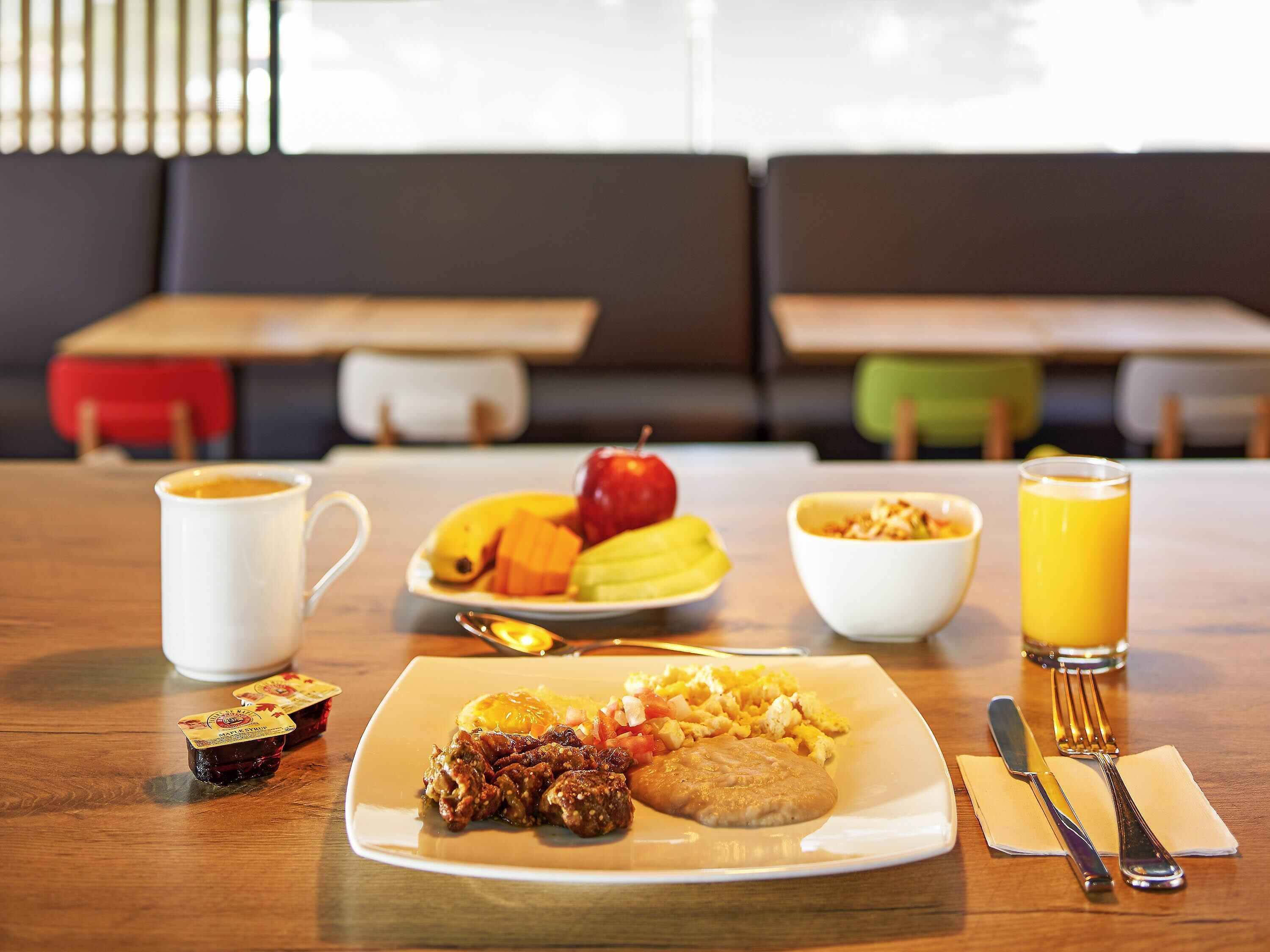 Desayuno a la carta todos los días (con cargo)