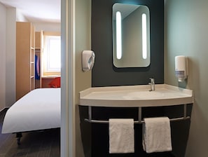 Shower, eco-friendly toiletries, hair dryer, towels - Ibis Culiacan (Culiacán)