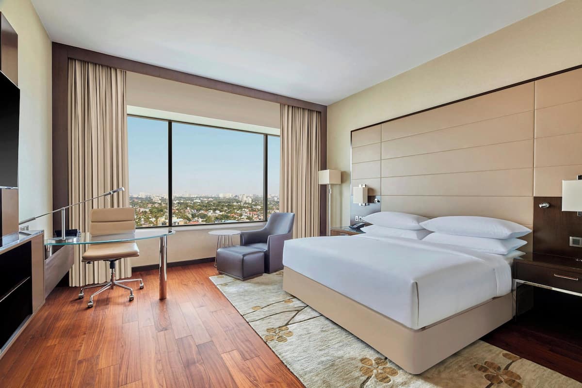Executive Room, 1 King Bed, Non Smoking | 1 bedroom, Egyptian cotton sheets, premium bedding, down duvets
