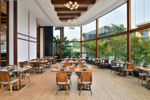 2 restaurants; breakfast, lunch, dinner, and brunch served - Kochi Marriott Hotel (Kanayannur)