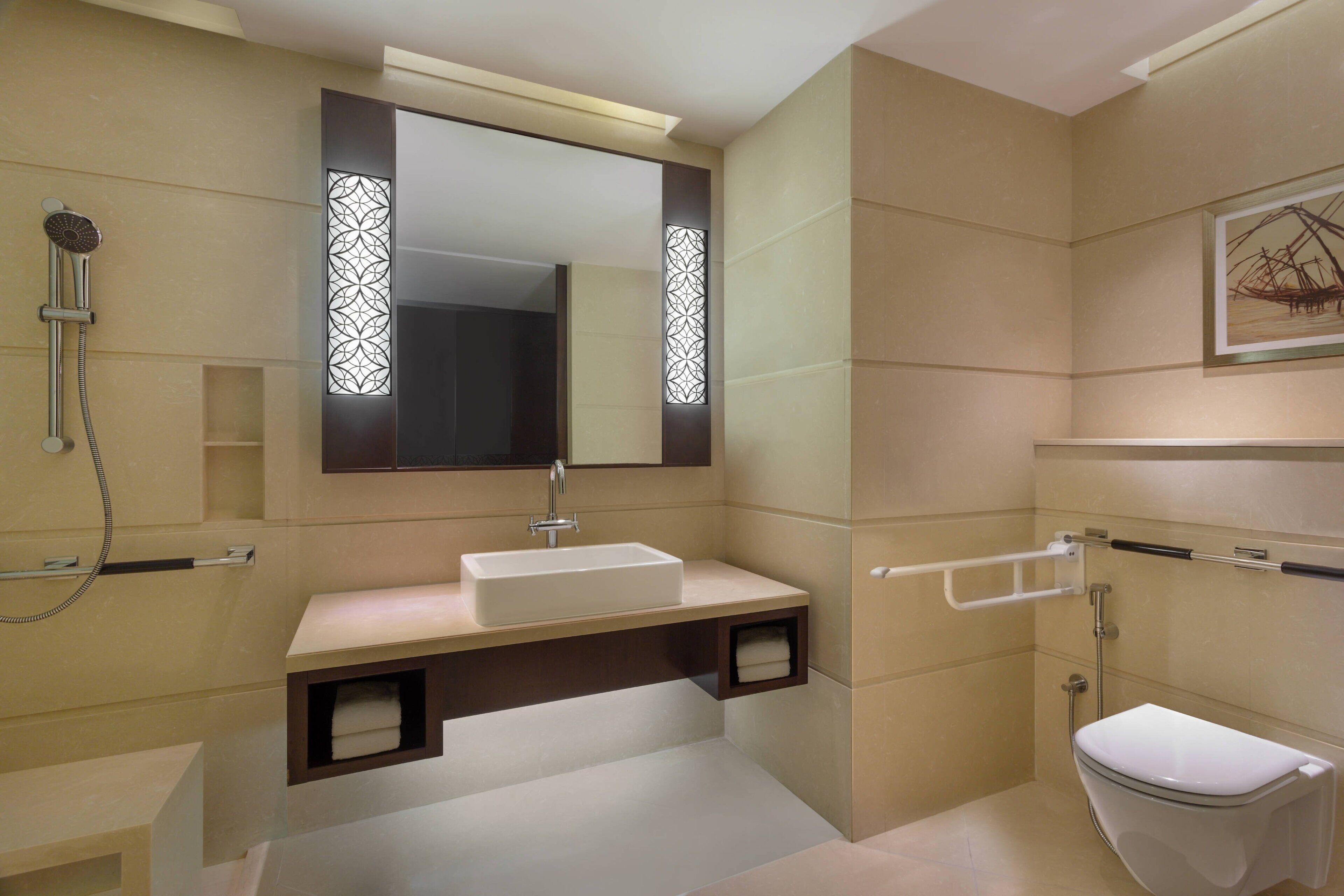 Une salle de bain moderne avec un grand miroir, un lavabo, des toilettes et une douche.