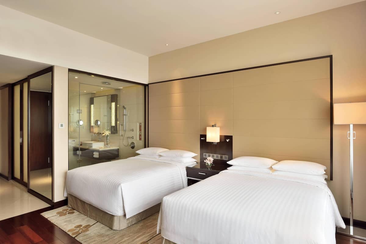 1 bedroom, Egyptian cotton sheets, premium bedding, down comforters