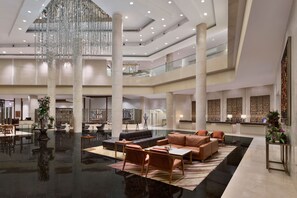 2 bares, bar junto a la piscina