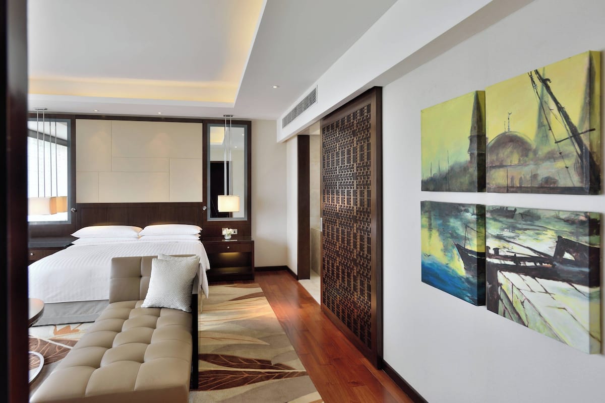 presidential suite, 1 bedroom, smoking | 1 bedroom, egyptian cotton sheets, premium bedding, down duvets