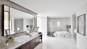 Un baño moderno con un espejo grande, dos lavamanos, una bañera y suelo de mármol.