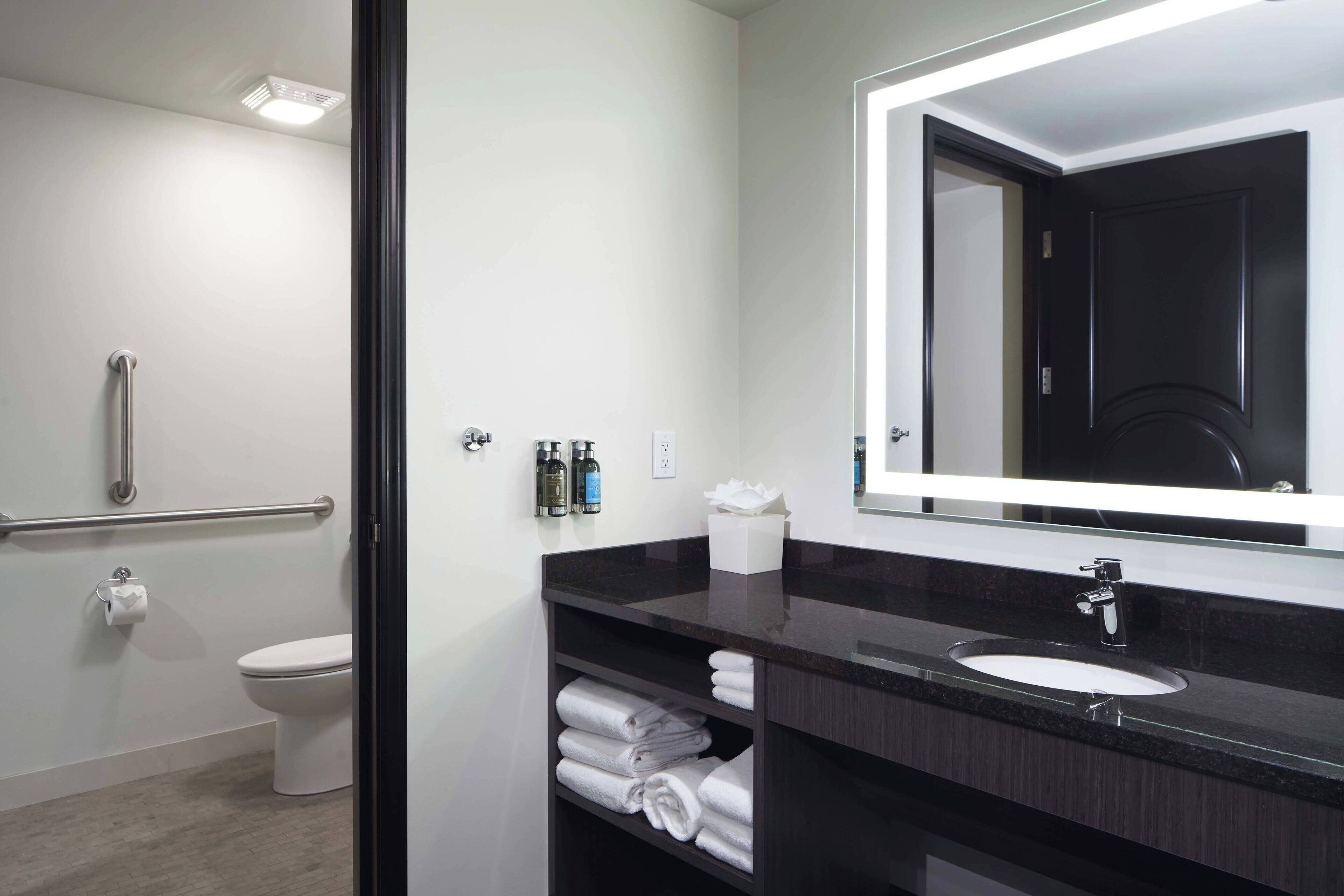 Designertoalettartikler, hårføner, badekåper og håndklær