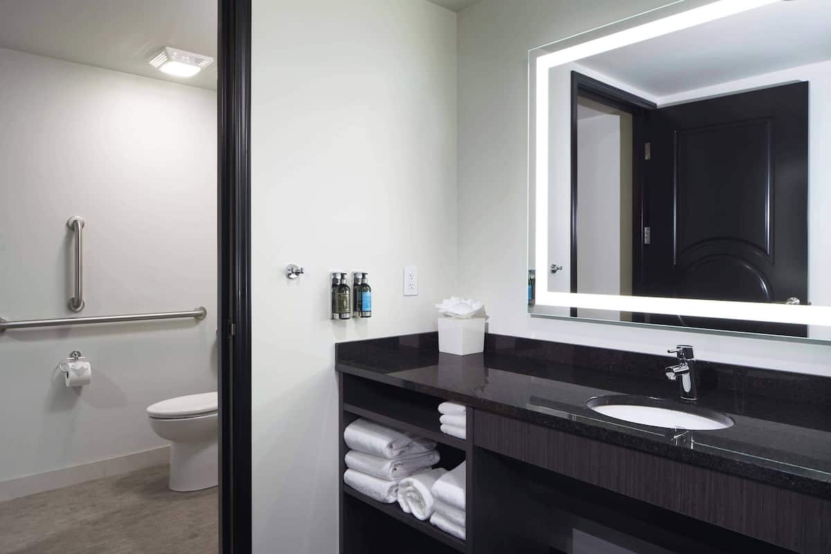 Designertoalettartikler, hårføner, badekåper og håndklær