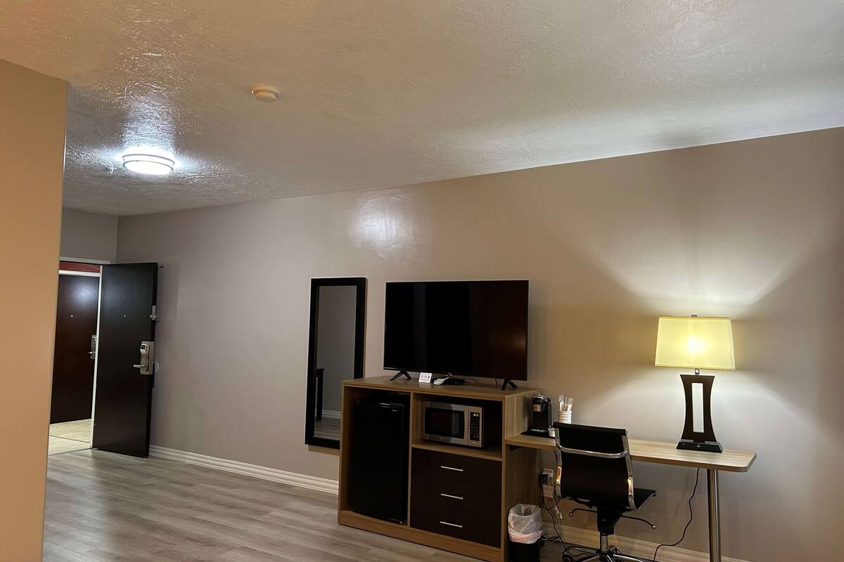 suite, 1 king bed, accessible, bathtub | pillow-top beds, in-room safe, desk, iron/ironing board