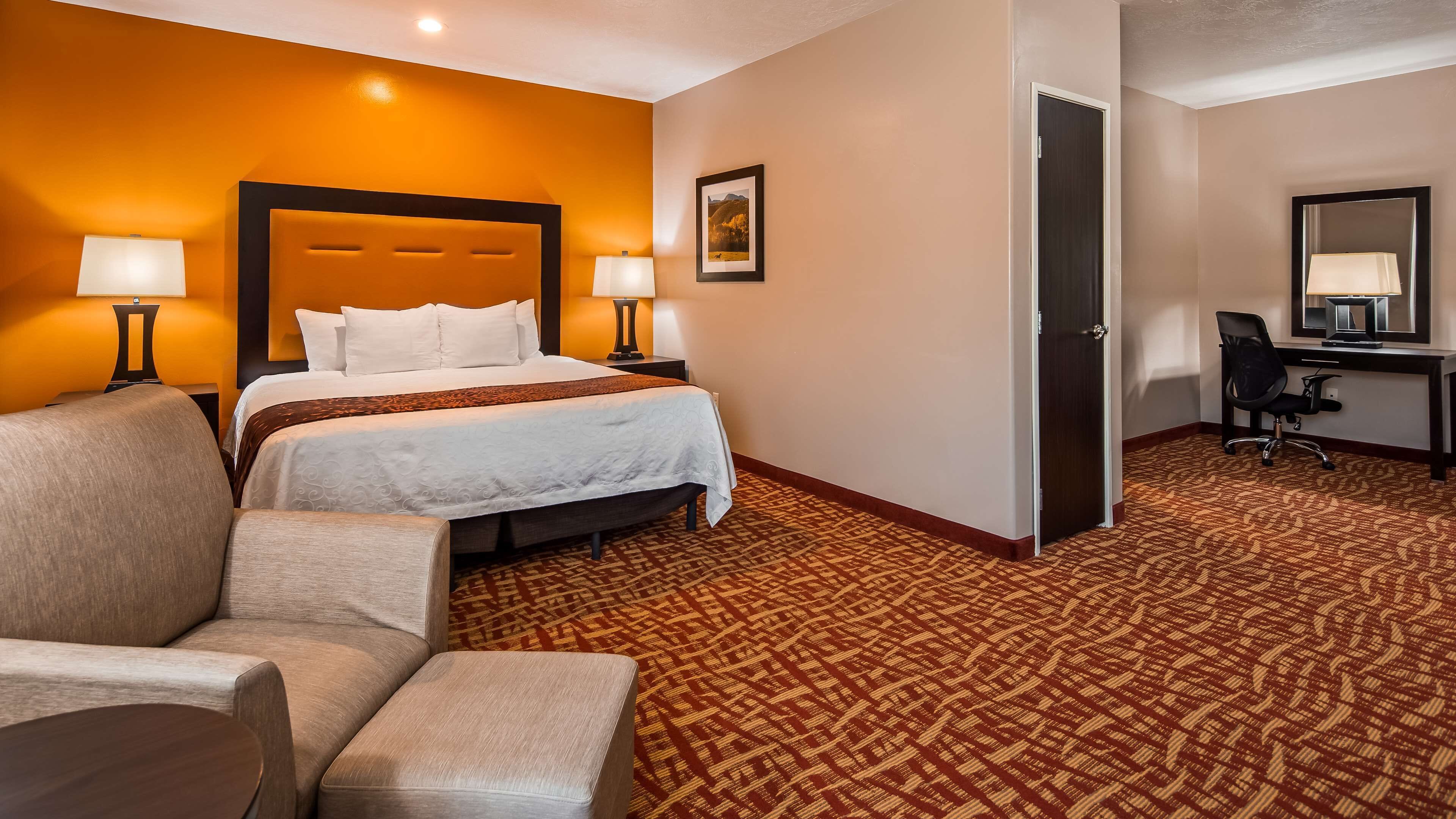 suite, 1 king bed, non smoking, refrigerator & microwave | pillow-top beds, in-room safe, desk, iron/ironing board