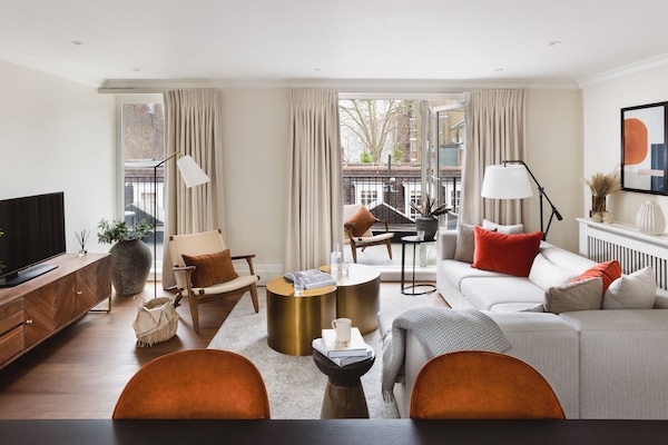 Penthouse Two Bedroom Apartment | Living area