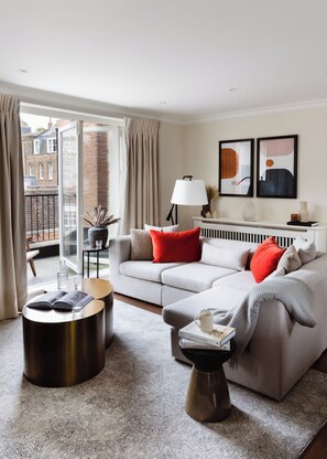 Penthouse Two Bedroom Apartment | Living area | Smart TV - Native Mayfair (London)