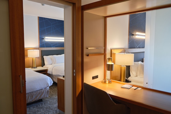 Escritorio y espacio para trabajar con laptop