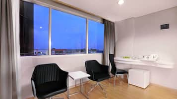 Superior kamer | Een kluis op de kamer, een bureau, geluiddichte muren, gratis wifi