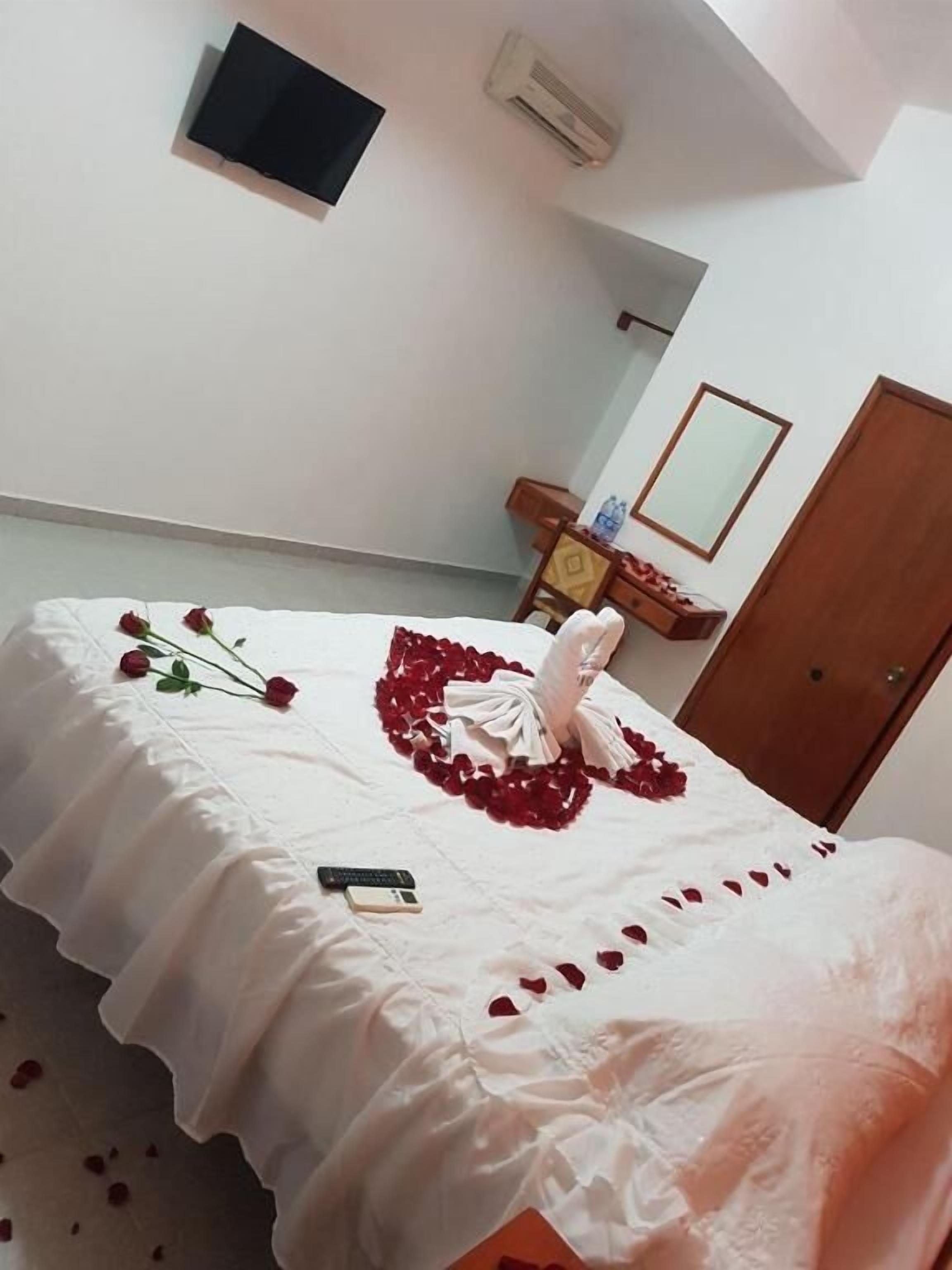 Escritorio, tabla de planchar con plancha y wifi gratis 