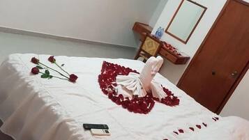 Escritorio, tabla de planchar con plancha y wifi gratis