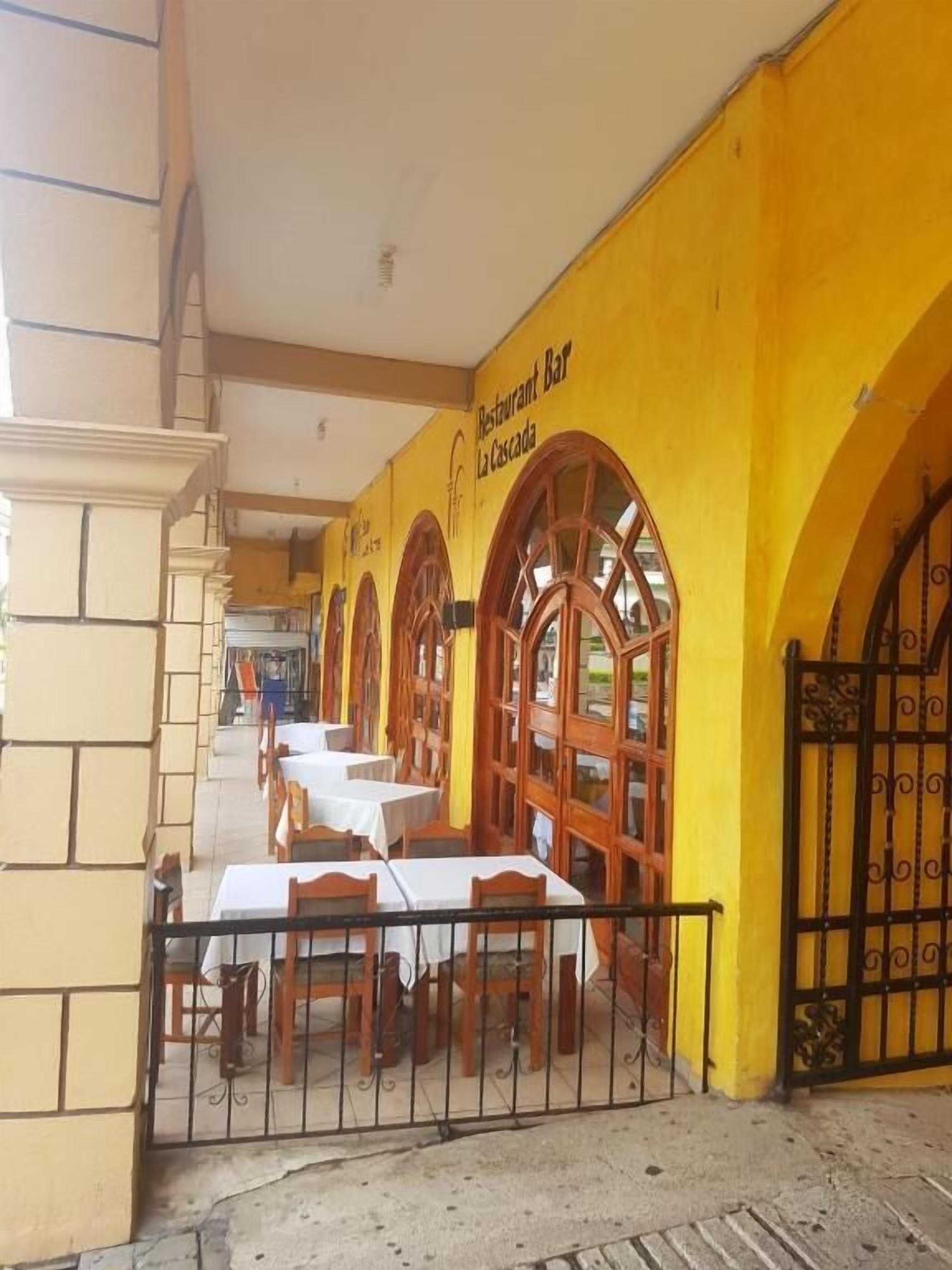 breakfast, lunch, dinner served; international cuisine