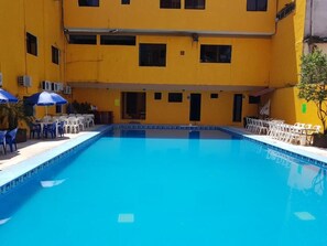 Una piscina al aire libre