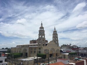 Une grande église dotée de deux tours et d’un dôme imposant.