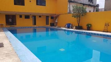 Una piscina al aire libre