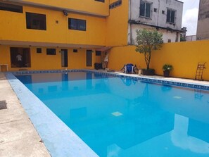 حمّام سباحة خارجي