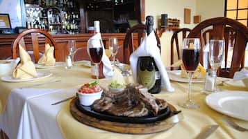 Se sirven desayunos, comidas y cenas