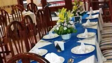 Se sirven desayunos, comidas, cenas y cocina internacional