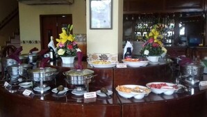 A buffet area with various food stations, including labeled dishes like 'MACHACA NORITENA' and 'INSALADA DE FRUTAS'. - Hotel Arcos del Parque (Acayucan)