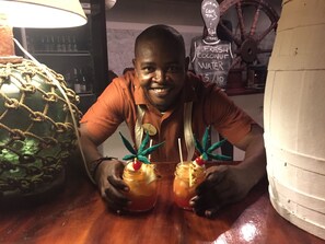 2 bars/lounges, beach bar - Anchorage Yacht Club Hotel (Union Island)