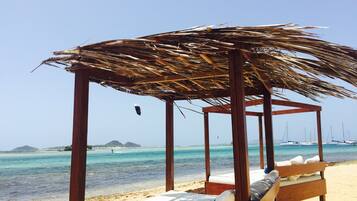 Am Strand, weiĂer Sandstrand, Windsurfen, Strandbar